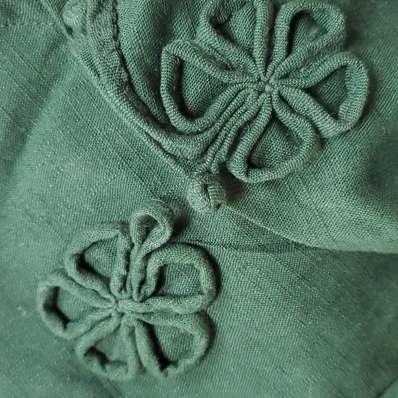 Blouse with knot closures. - Picture 8 of 11